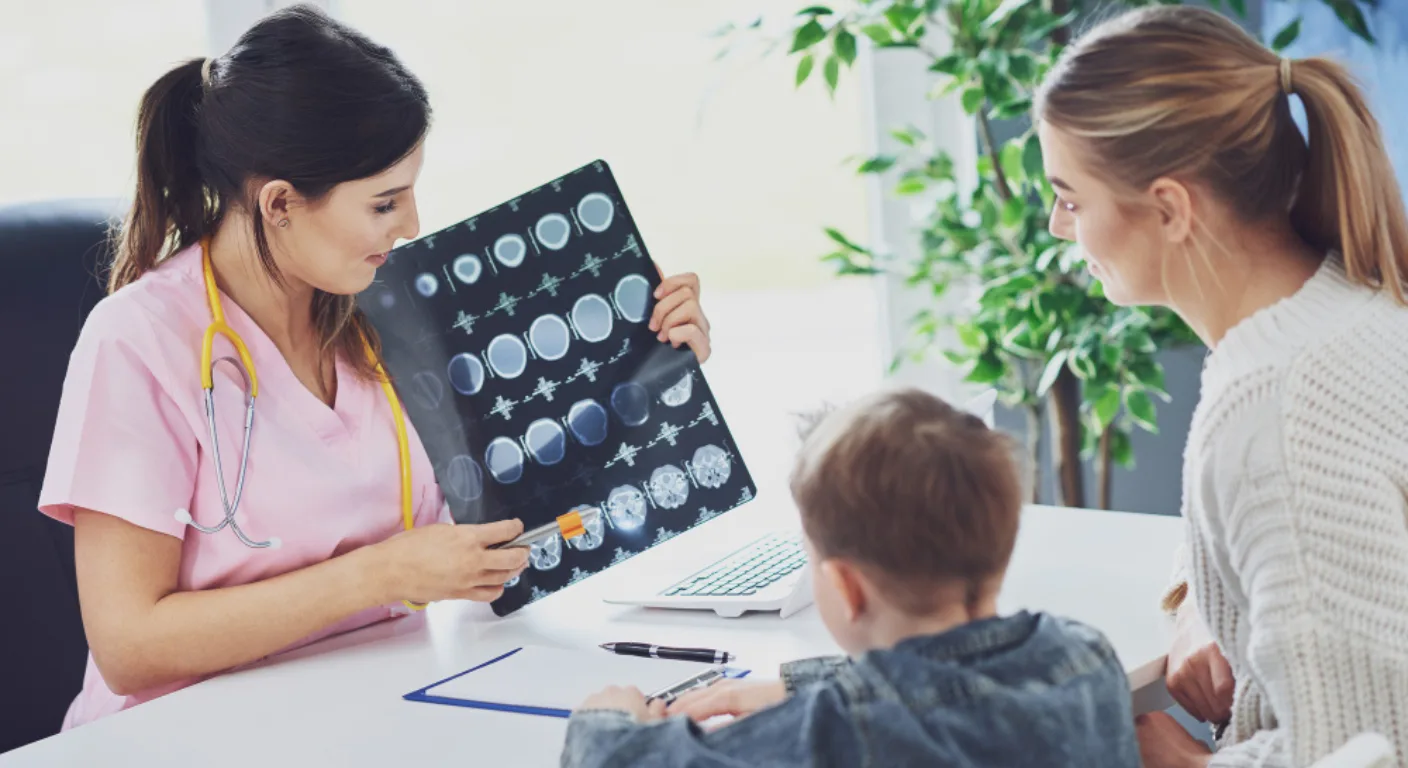 Consulta de seguimiento de neurocirugía pediátrica